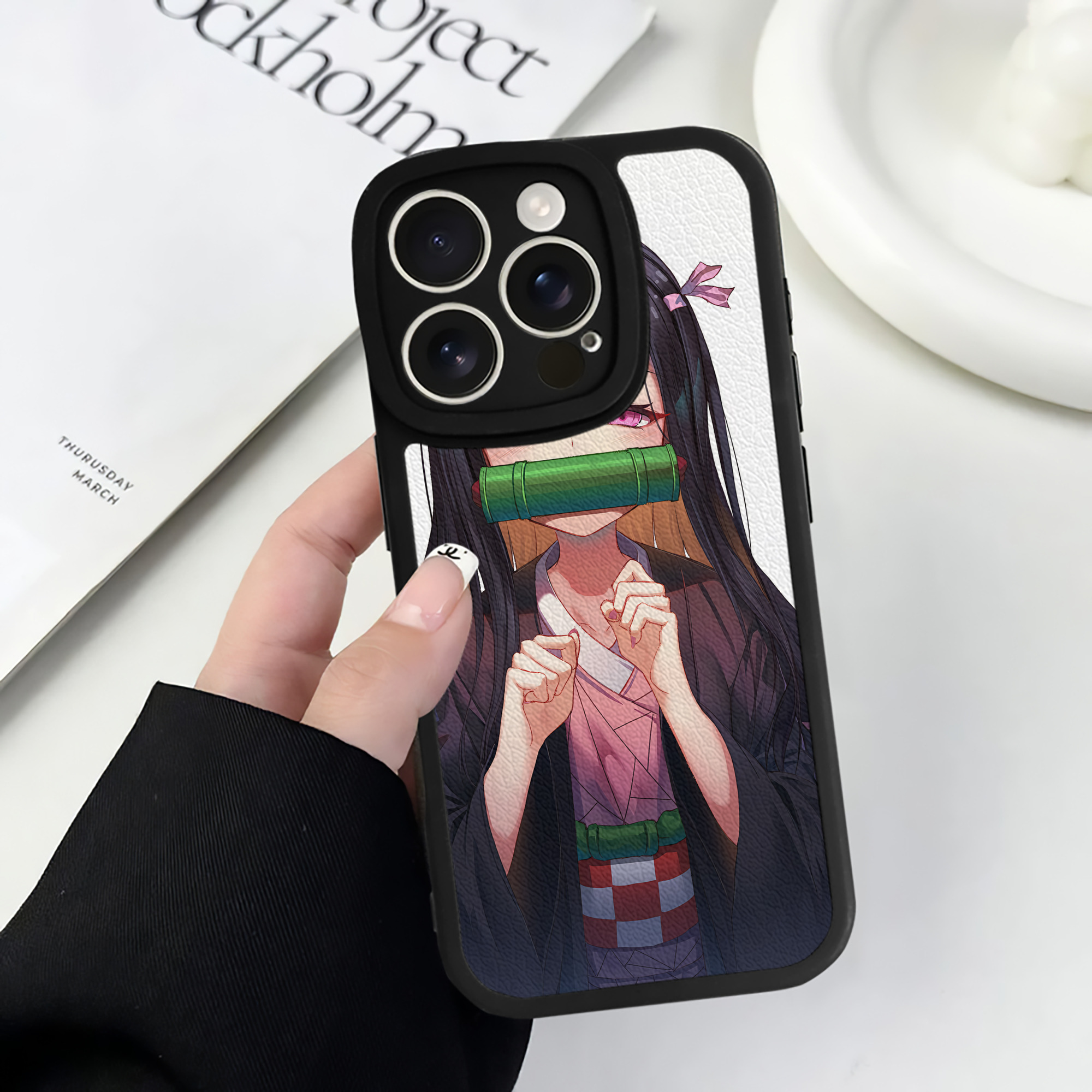 （画像用） 鬼滅の刃（きめつのやいば）竈門 禰󠄀豆子／かまど ねずこ Kamado Nezuko 【iPhone 16シリーズ対応】シリコンスマホケース（レザー調） 材質：シリコン